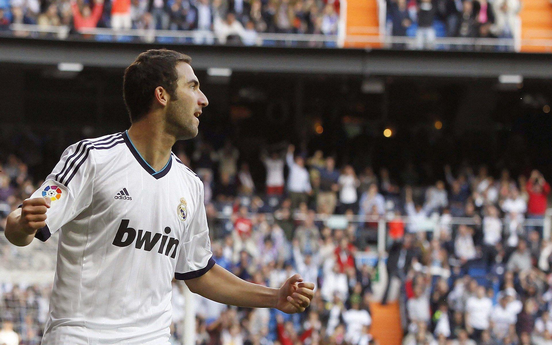 冰球联赛激战正酣,强队对决引爆赛季高潮