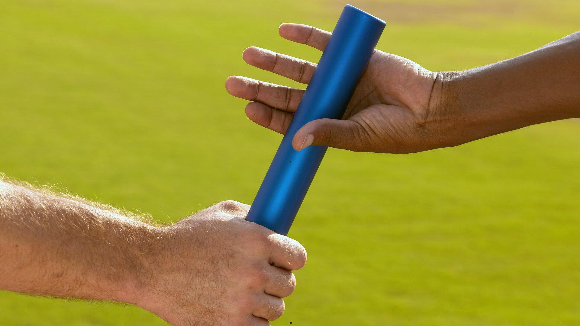 英格兰全国联赛赛场惊魂,激烈对抗酿惨剧,两球员头部重创紧急送医,赛事全面中断